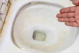 不论马桶多黄多臭，教你一招轻松解决，一冲水瞬间秒变新马桶！图片