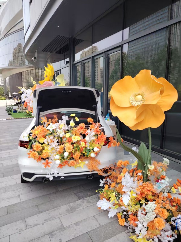 图为:后备箱里装满了五颜六色鲜花的奥迪汽车