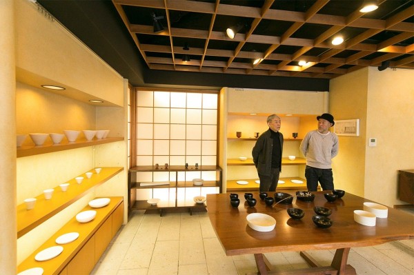 正在“桃居”举办个展的艺术家横山（右）和艺廊主人广濑（左）