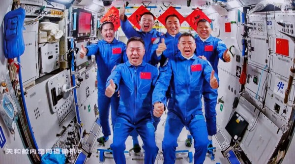 4月25日在北京航天飞行控制中心拍摄的神舟二十号航天员乘组和神舟十九号航天员乘组“全家福”。新华社记者 金立旺 摄