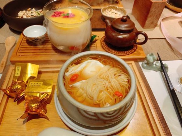 绿色节日，健康素食，特制饮品，清新自然，滋养身心。