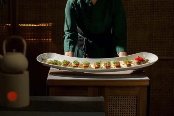 健康低脂素食，精选新鲜蔬菜、豆类和全谷物，低油少盐烹饪，营养均衡，助您保持苗条身材。
