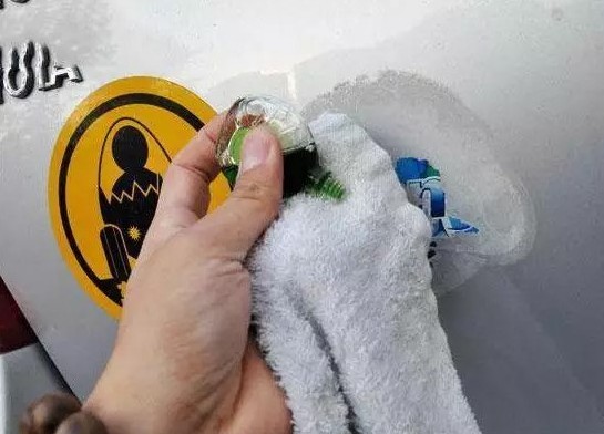 清水洗车隔2天就脏了!老司机1绝招,洗得特快,车身锃亮不沾灰。