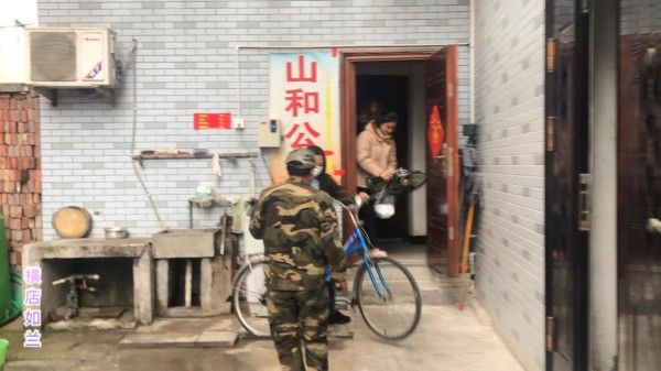 跑龙套的姐姐离开横店，送一辆自行车给如兰，竟然被梦想哥要走