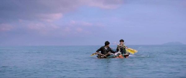 一出好戏：马进海上划竹筏，结果遇到北极熊，这是划哪去了？
