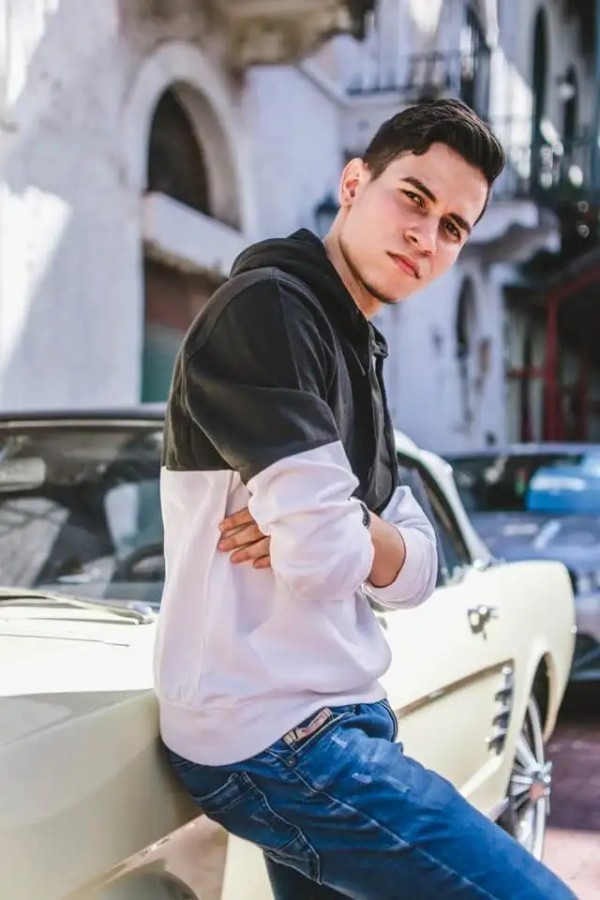 Pexels 的 Davis Sanchez 二手服装消费市场发展分析