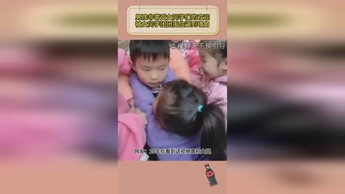 男孩非常受女同学们的欢迎，被女同学团团围住逼到墙角