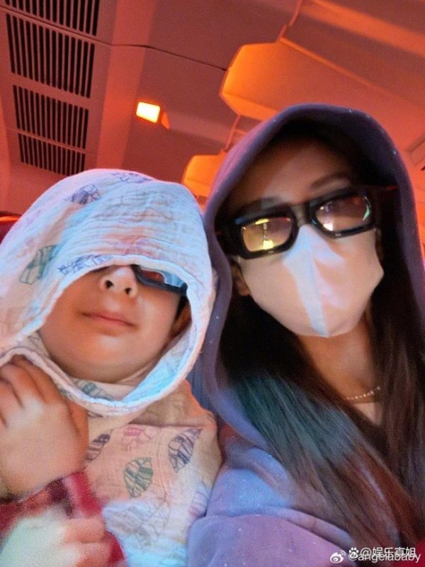 Angelababy小海绵自拍 假期快乐时光