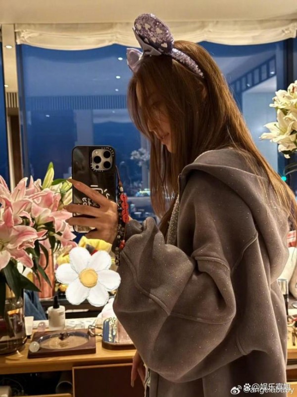 Angelababy小海绵自拍 假期快乐时光