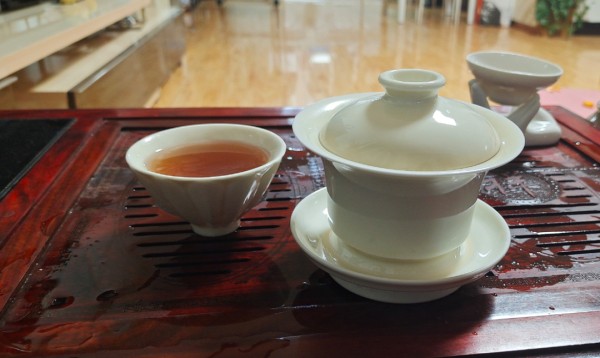 白瓷茶器上的茶渍怎么清洗？(图1)