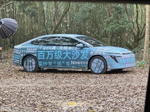 全新纯电轿车谍照曝光：伪装贴纸印“百万级大沙发”-有驾