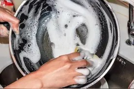 把钢丝球塞进塑料瓶里,放在厨房作用真棒,家里人抢着用,收藏图片