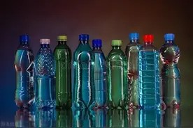 把5个塑料瓶切一刀,粘在一起穿些孔,放一个在厨房,真的太实用图片