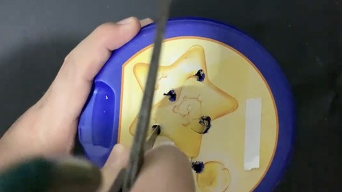 奶粉罐不要扔，在盖子上打几个孔放在房间，没想到还有这么棒作用