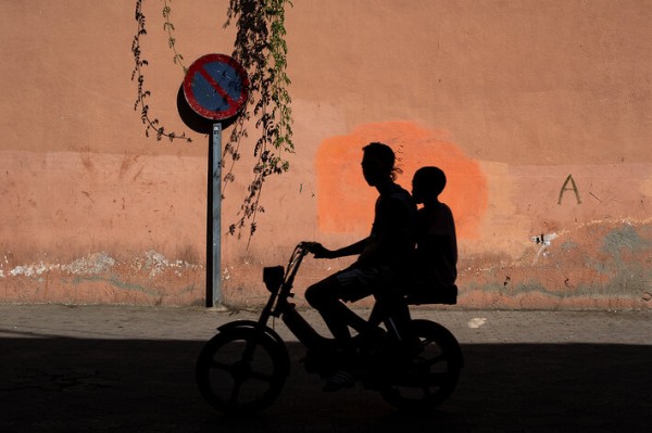 颜色 street photography Costas Delhas 授予摩洛哥骑摩托车的两个男孩影子 - 100 个最具启发性的摄影名言