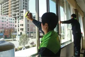 擦玻璃别单用水,跟保洁阿姨学一招,干净又透亮,一点灰尘也不留图片