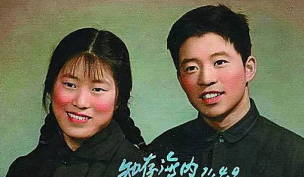 不同年代的婚纱照，网友：找个机会带父母重新拍一套吧！