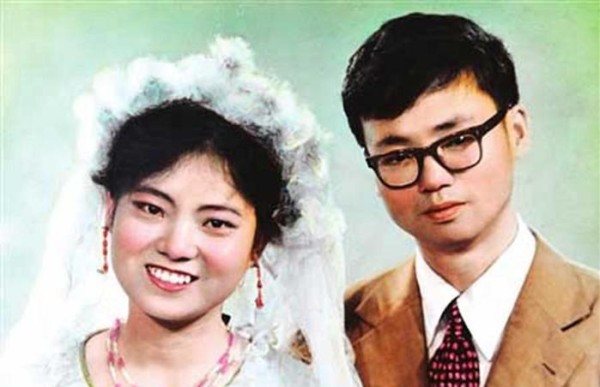 不同年代的婚纱照，网友：找个机会带父母重新拍一套吧！