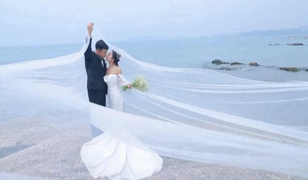 不同年代的婚纱照，网友：找个机会带父母重新拍一套吧！