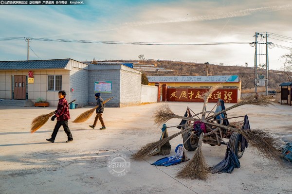  《扫路神器》， 农民自己发明的扫路神器，极大地提高了工作效率。多把扫帚组成的旋转大扫帚，将经过的路面瞬间打扫干净。