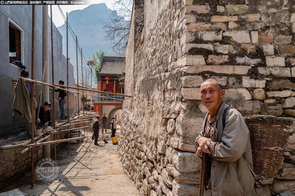  《路与角》，随着时代的变迁，现在人们生活水平越来越高，当地农村建起楼房的人家越来越多。不少原来修建的石头房子便闲置了下来，久而久之也就荒废了。这些老房子有着沧桑的年代感，古朴而厚重。