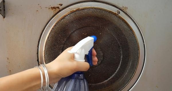 如何彻底清洗油烟机油垢（从家居环境到清洁技巧） 第2张
