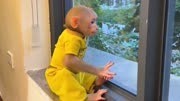 乖巧的小猴子打扫卫生,等爸爸回家