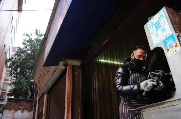 湖南修鞋匠包机将患癌母亲从台湾接回衡阳：共花费30万左右
