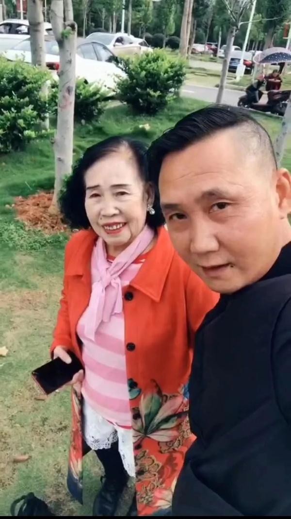 湖南修鞋匠包机将患癌母亲从台湾接回衡阳：共花费30万左右