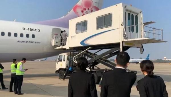 湖南修鞋匠包机将患癌母亲从台湾接回衡阳：共花费30万左右
