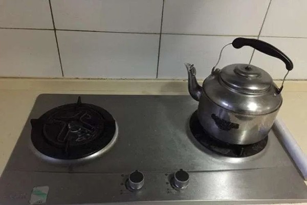 钢丝球清洗油烟灶具