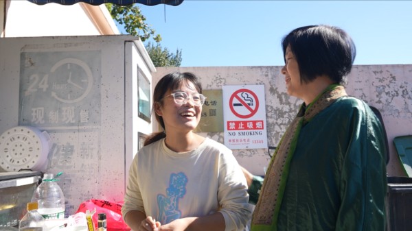 阿果跟独自带着弟弟求医的河北姑娘聊天
