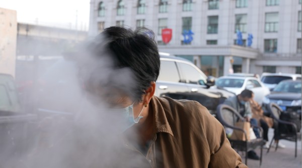 小厨房开在医院内停车场的一角