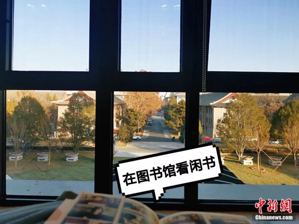 Echo坐在北大图书馆里看书。受访者供图