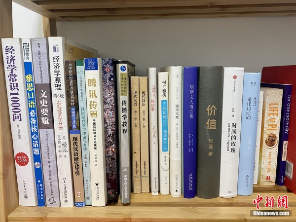 Judy的书架一角。受访者供图