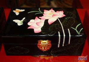 荷花蝶舞首饰盒
