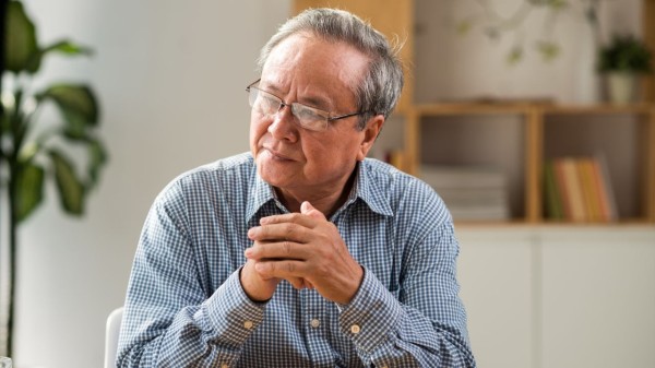 老人ホームなんて入らなきゃよかった…年金月20万円・77歳父「GWに遊びに行くね」と宣言した娘夫婦はハワイ旅行、ぼっちで過ごす大型連休に涙腺崩壊【FPの助言】