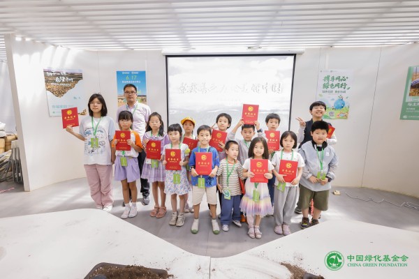 007：孩子们获得荣誉证书.jpg