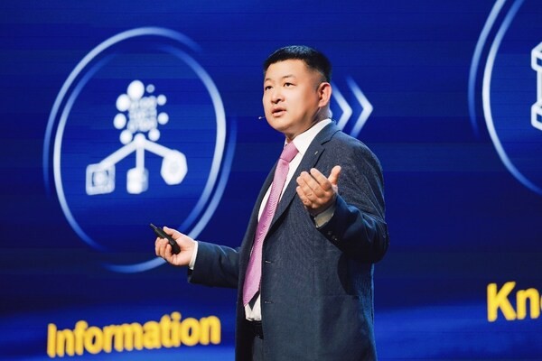 华为公司副总裁、华为数据存储产品线总裁周跃峰发表主题演讲