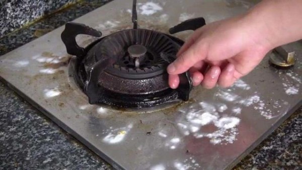 燃气灶油渍太厚难清理，不用清洁剂，用这几样就能清除