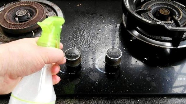燃气灶油渍太厚难清理，不用清洁剂，用这几样就能清除