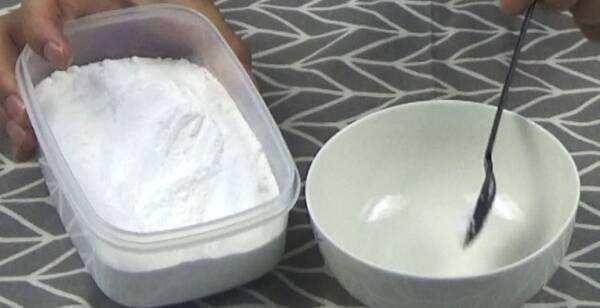 燃气灶油渍太厚难清理，不用清洁剂，用这几样就能清除