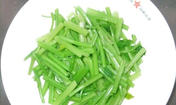 山芹炒鹅蛋，美味健康的家常小炒菜（清爽爽口的炒鹅蛋）