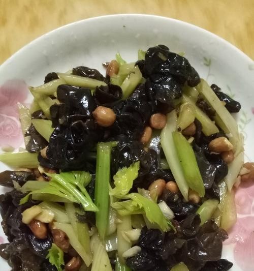 山芹炒鹅蛋，美味健康的家常小炒菜（清爽爽口的炒鹅蛋）