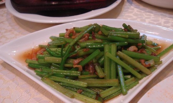山芹炒鹅蛋，美味健康的家常小炒菜（清爽爽口的炒鹅蛋）