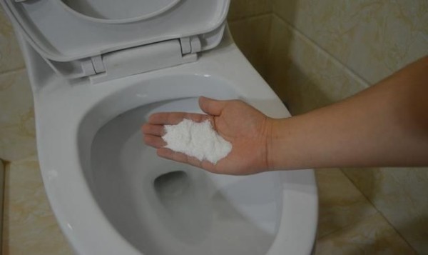 马桶上脏的怎么干净(马桶去污垢小窍门)图1