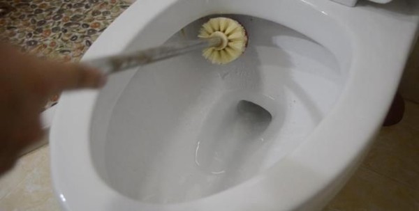 马桶上脏的怎么干净(马桶去污垢小窍门)图3