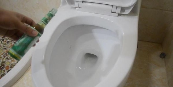 马桶上脏的怎么干净(马桶去污垢小窍门)图4