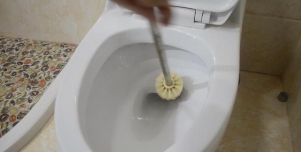 马桶上脏的怎么干净(马桶去污垢小窍门)图5