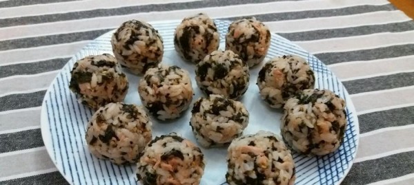 美味又健康的水果饭团制作方法（简单易学的营养午餐）